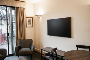 Chic 1-Bed in East Melbourne with Gym & Pool